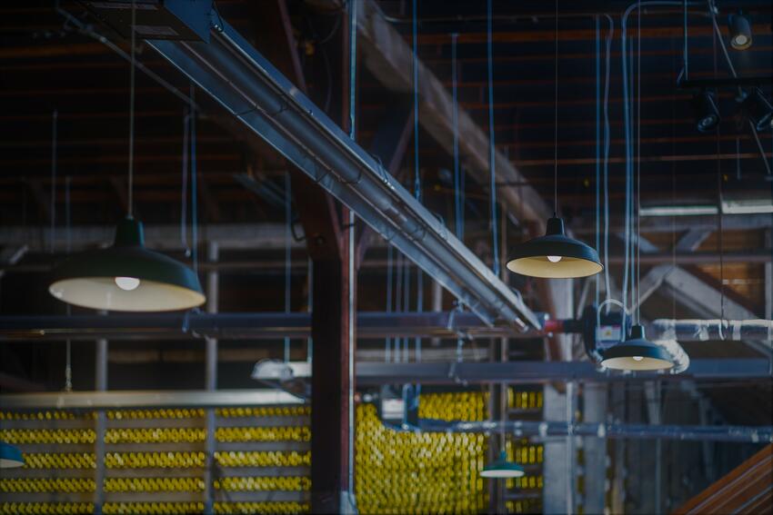 Lampen baumeln von der Decke einer Halle